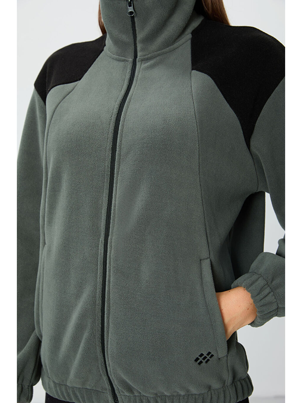 Haki Kalın Yumuşak Dokulu Dik Yaka Oversize Nakışlı Polar Kadın Sweatshirt - 97293-3