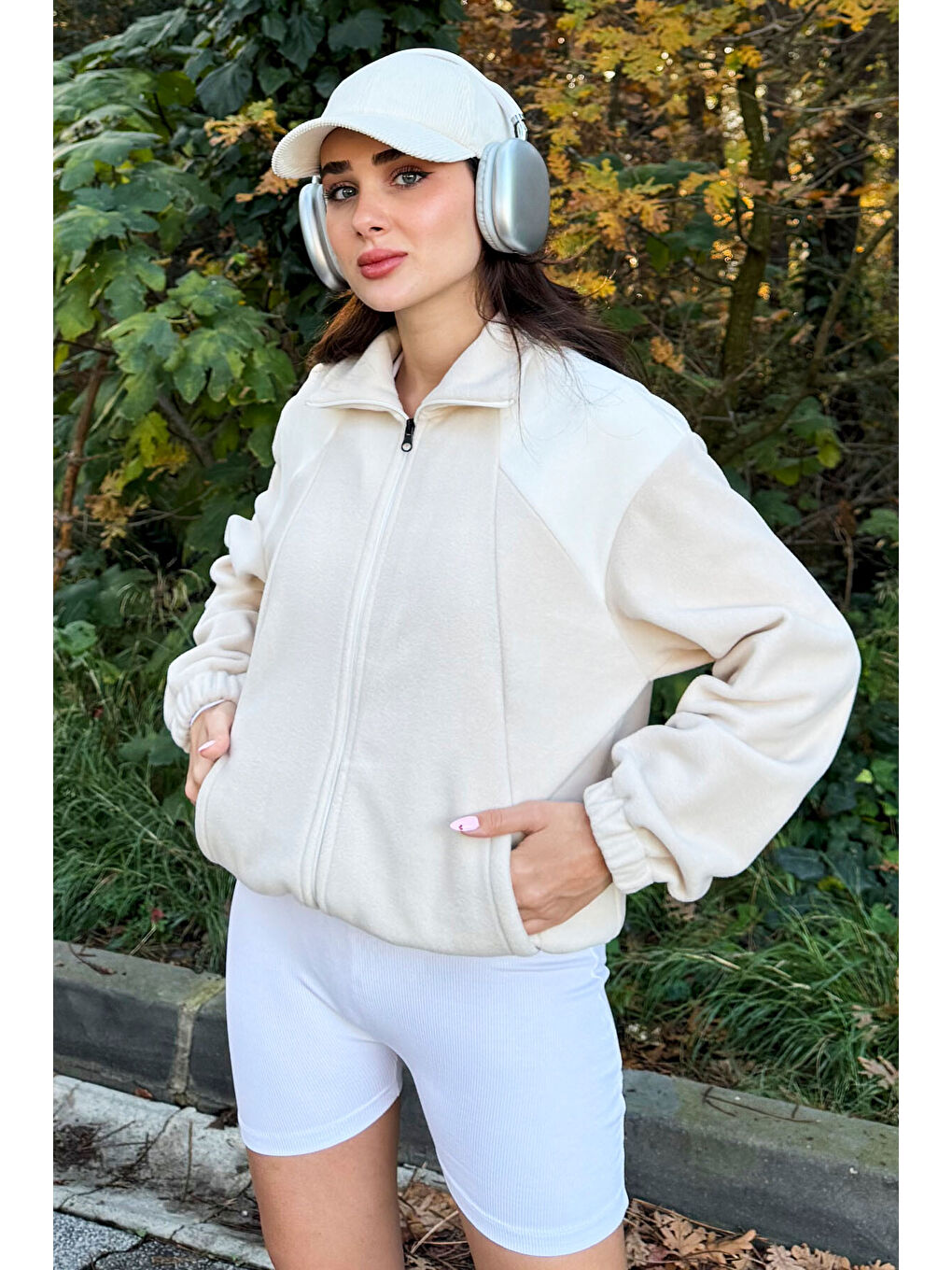 Bej Kalın Yumuşak Dokulu Dik Yaka Oversize Nakışlı Polar Kadın Sweatshirt - 97293-3