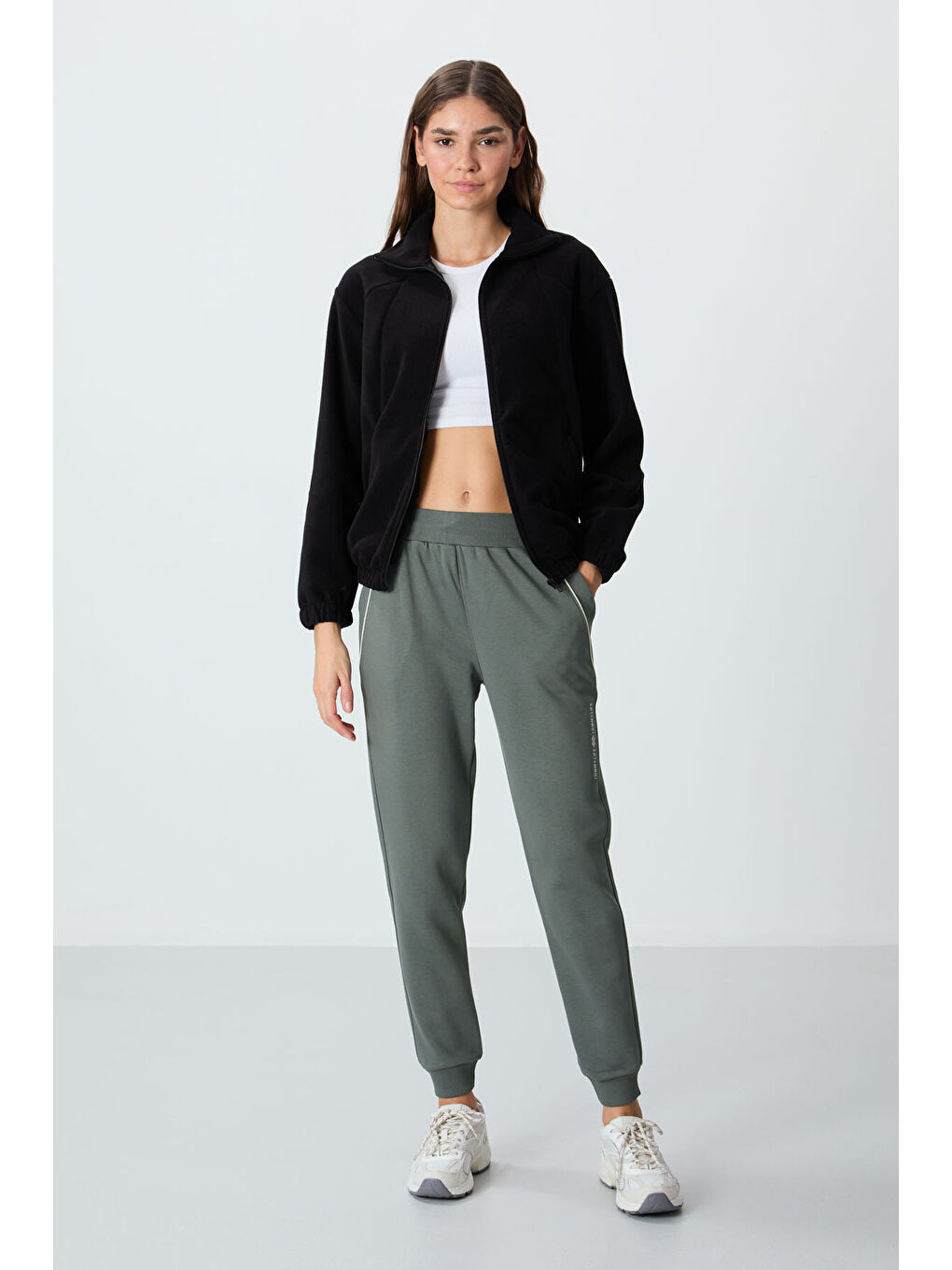 Siyah Kalın Yumuşak Dokulu Dik Yaka Oversize Nakışlı Polar Kadın Sweatshirt - 97293-1