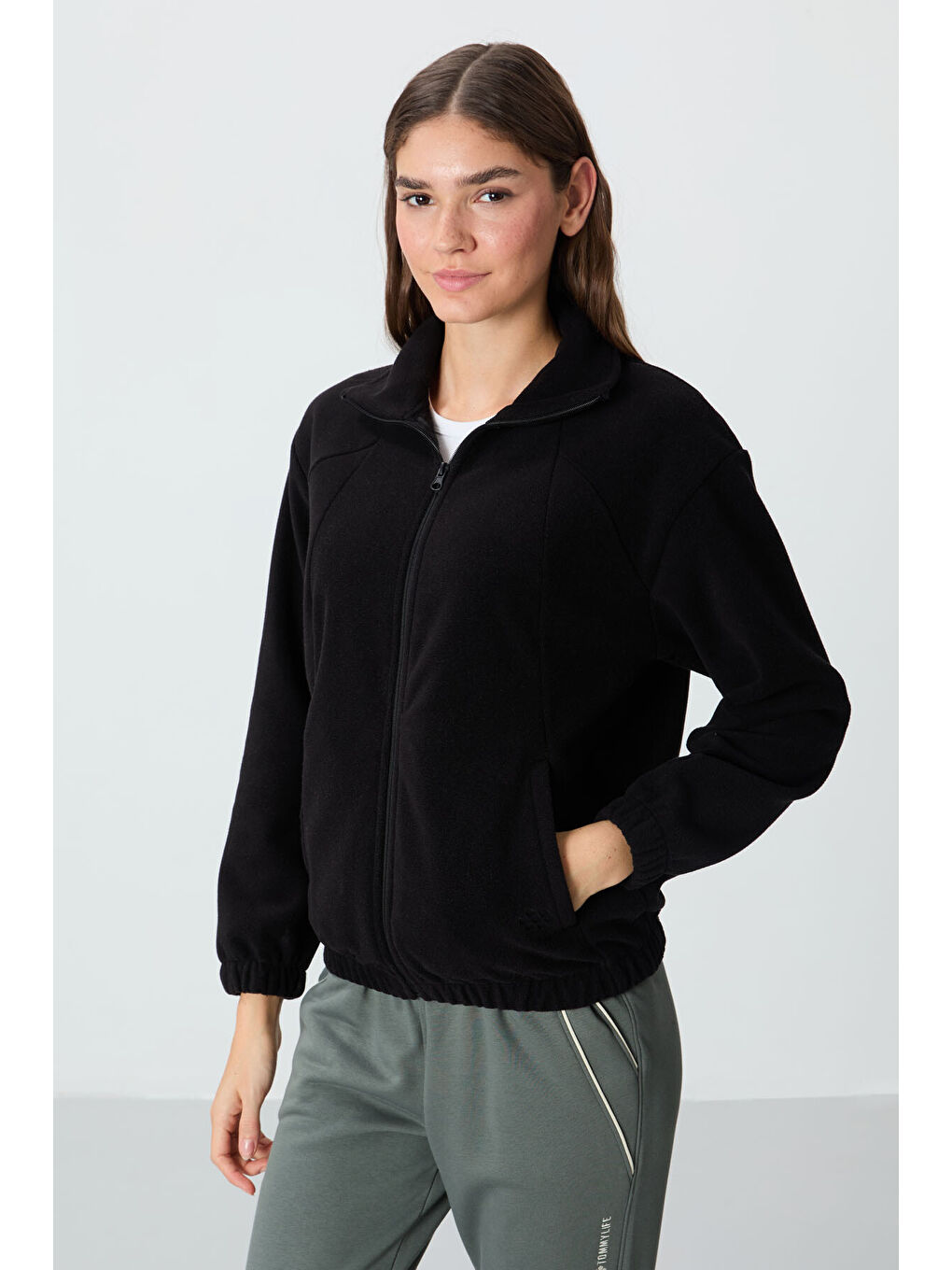 Siyah Kalın Yumuşak Dokulu Dik Yaka Oversize Nakışlı Polar Kadın Sweatshirt - 97293-2