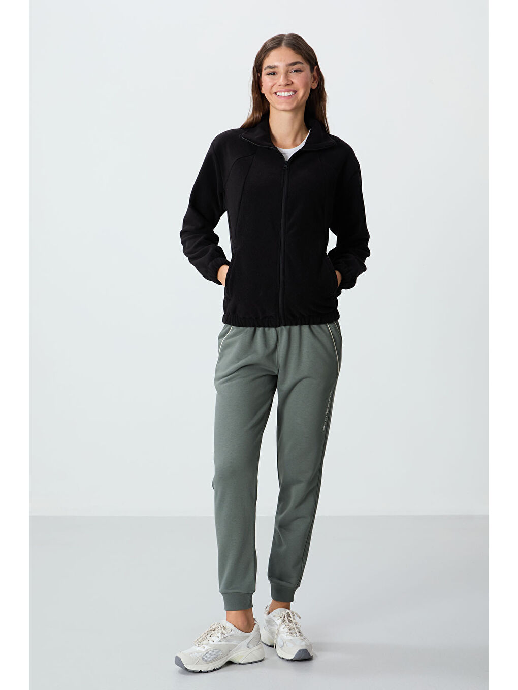 Siyah Kalın Yumuşak Dokulu Dik Yaka Oversize Nakışlı Polar Kadın Sweatshirt - 97293-3