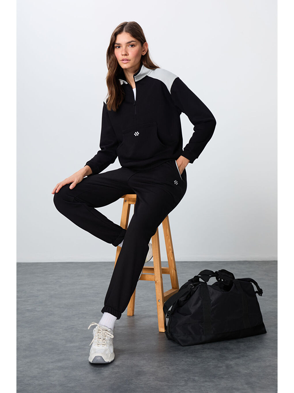 Siyah Kompakt Pamuklu Kalın Pürüzsüz Dokulu Dik Yaka Oversize Fit Kadın Eşofman Takım - 95342