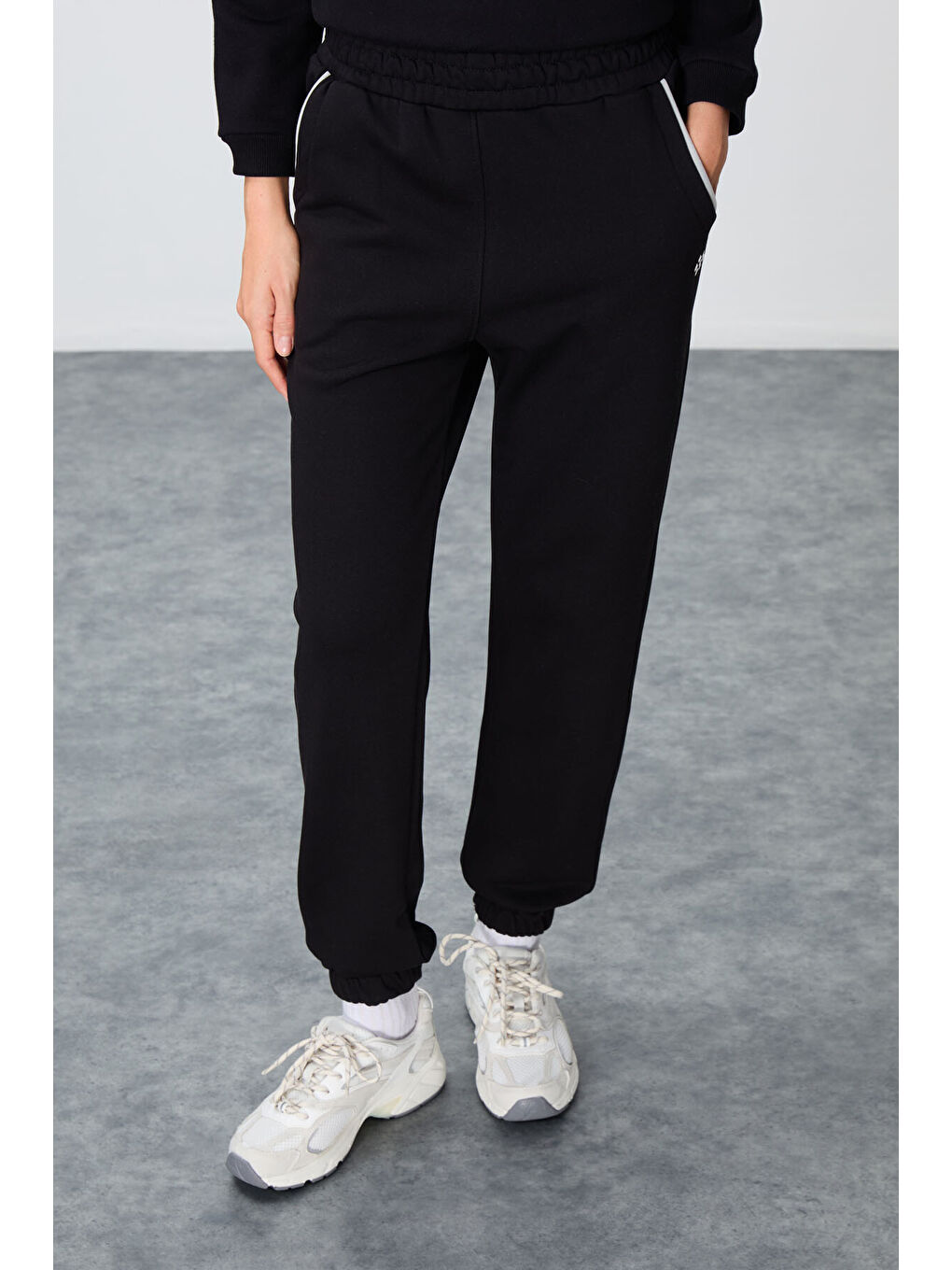 Siyah Kompakt Pamuklu Kalın Pürüzsüz Dokulu Dik Yaka Oversize Fit Kadın Eşofman Takım - 95342-2