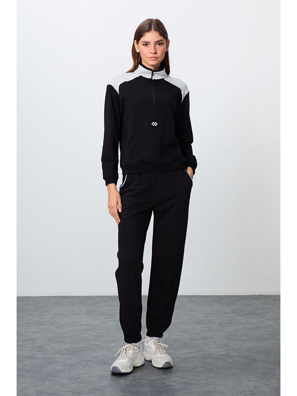 Siyah Kompakt Pamuklu Kalın Pürüzsüz Dokulu Dik Yaka Oversize Fit Kadın Eşofman Takım - 95342-4