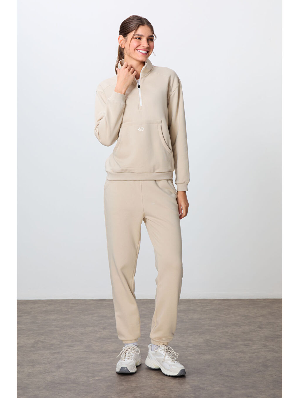 Bej Kompakt Pamuklu Kalın Pürüzsüz Dokulu Dik Yaka Oversize Fit Kadın Eşofman Takım - 95342