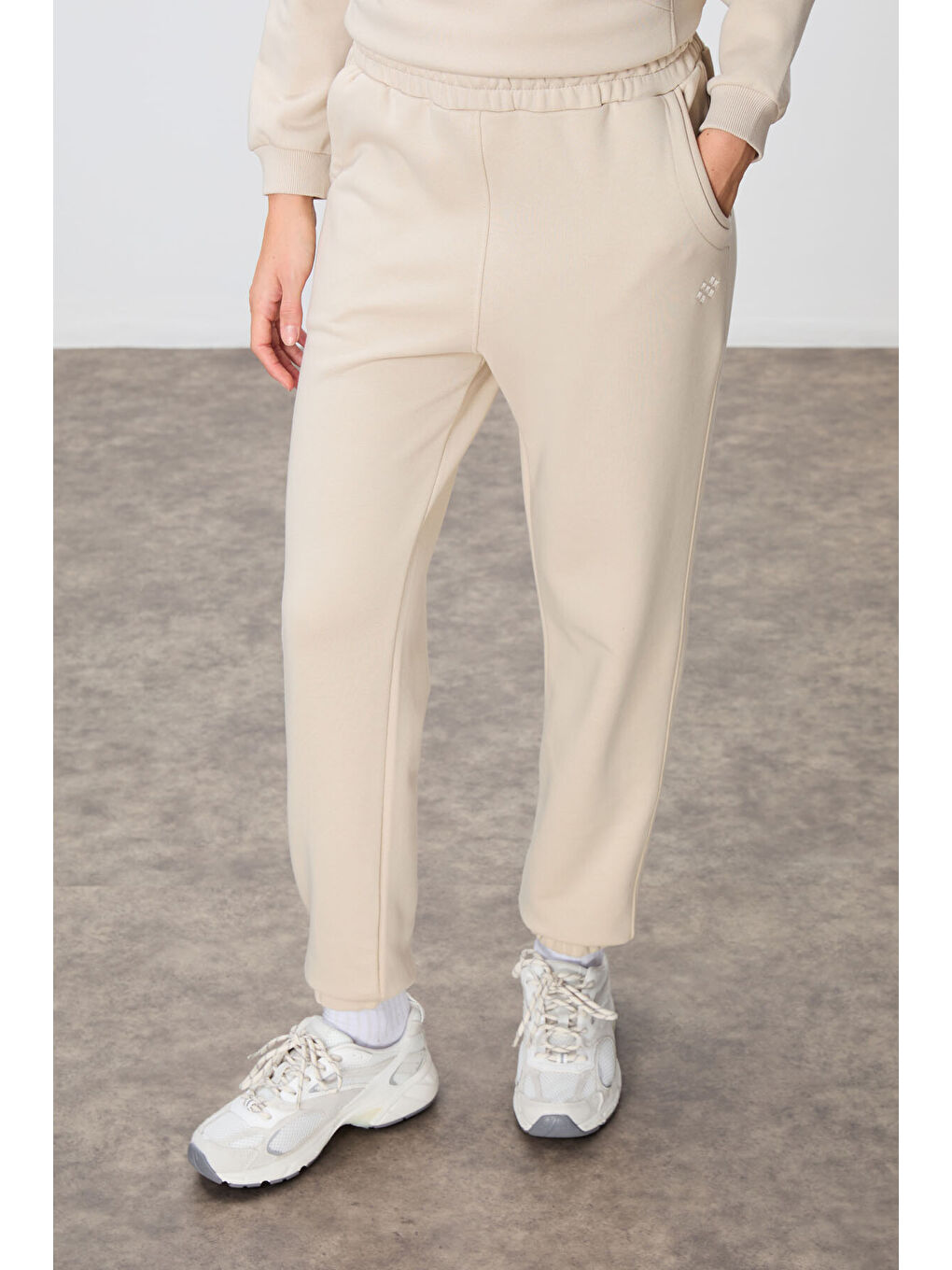 Bej Kompakt Pamuklu Kalın Pürüzsüz Dokulu Dik Yaka Oversize Fit Kadın Eşofman Takım - 95342-1