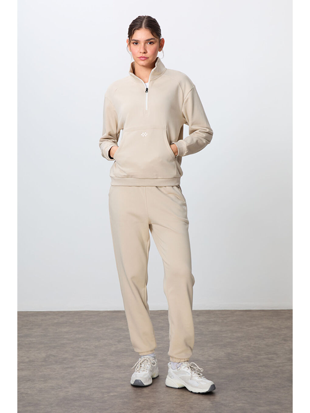 Bej Kompakt Pamuklu Kalın Pürüzsüz Dokulu Dik Yaka Oversize Fit Kadın Eşofman Takım - 95342-4