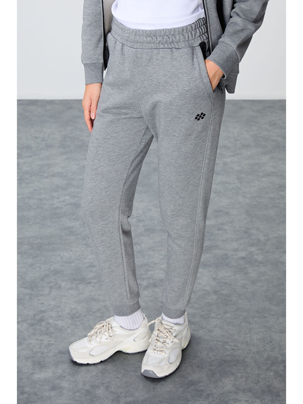 Gri Melanj Kompakt Pamuklu Kalın Pürüzsüz Dokulu Kapüşonlu Oversize Fit Kadın Eşofman Takım   95343-2