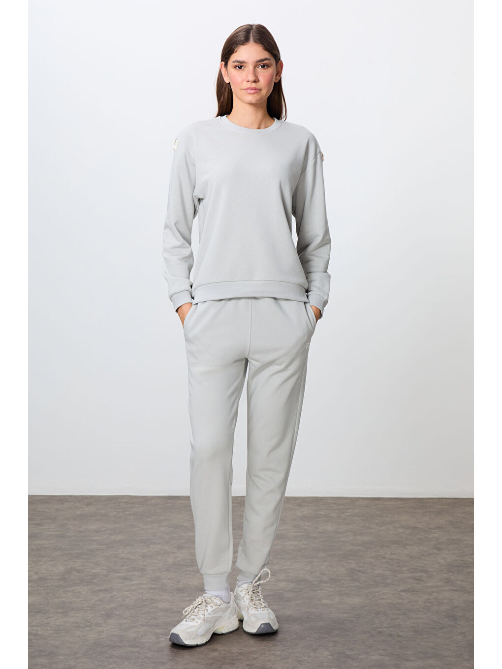 Bej Taş Kompakt Pamuklu Kalın Pürüzsüz Dokulu O Yaka Oversize Fit Kadın Eşofman Takım - 95341