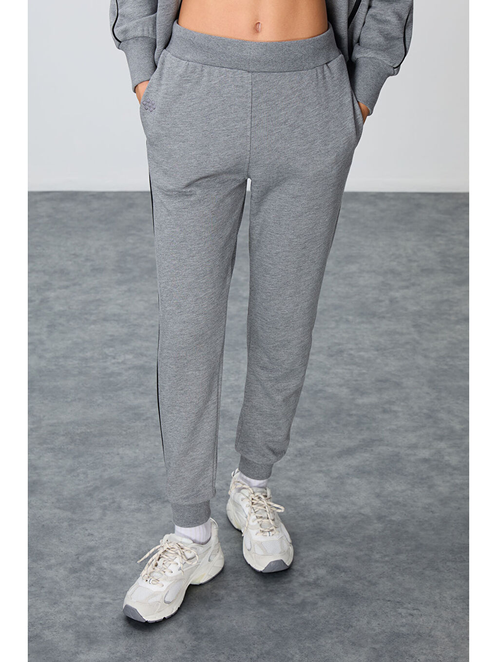 Gri Melanj Kompakt Pamuklu Kalın Pürüzsüz Dokulu Dik Yaka Oversize Fit Kadın Eşofman Takım - 95340-3