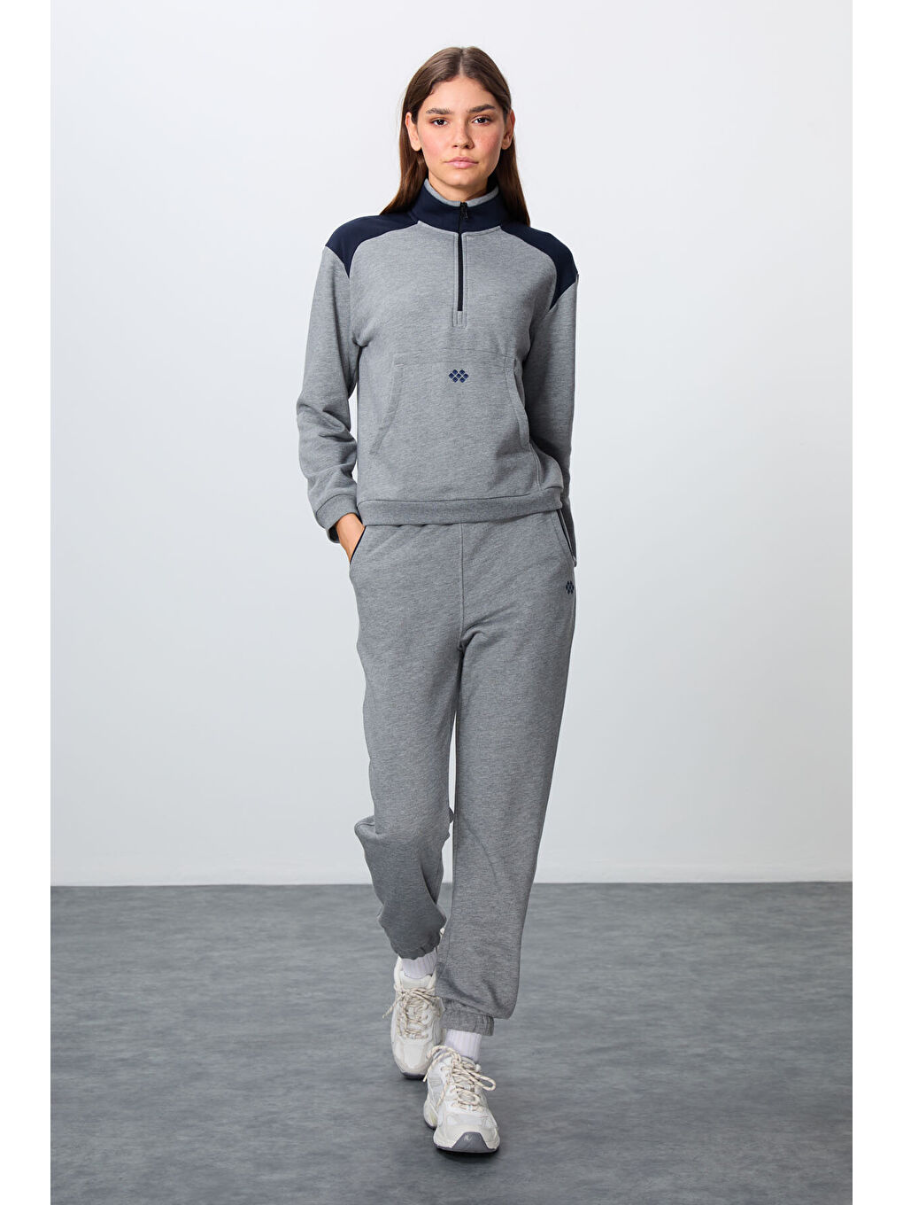 Gri Melanj Kompakt Pamuklu Kalın Pürüzsüz Dokulu Dik Yaka Oversize Fit Kadın Eşofman Takım - 95342