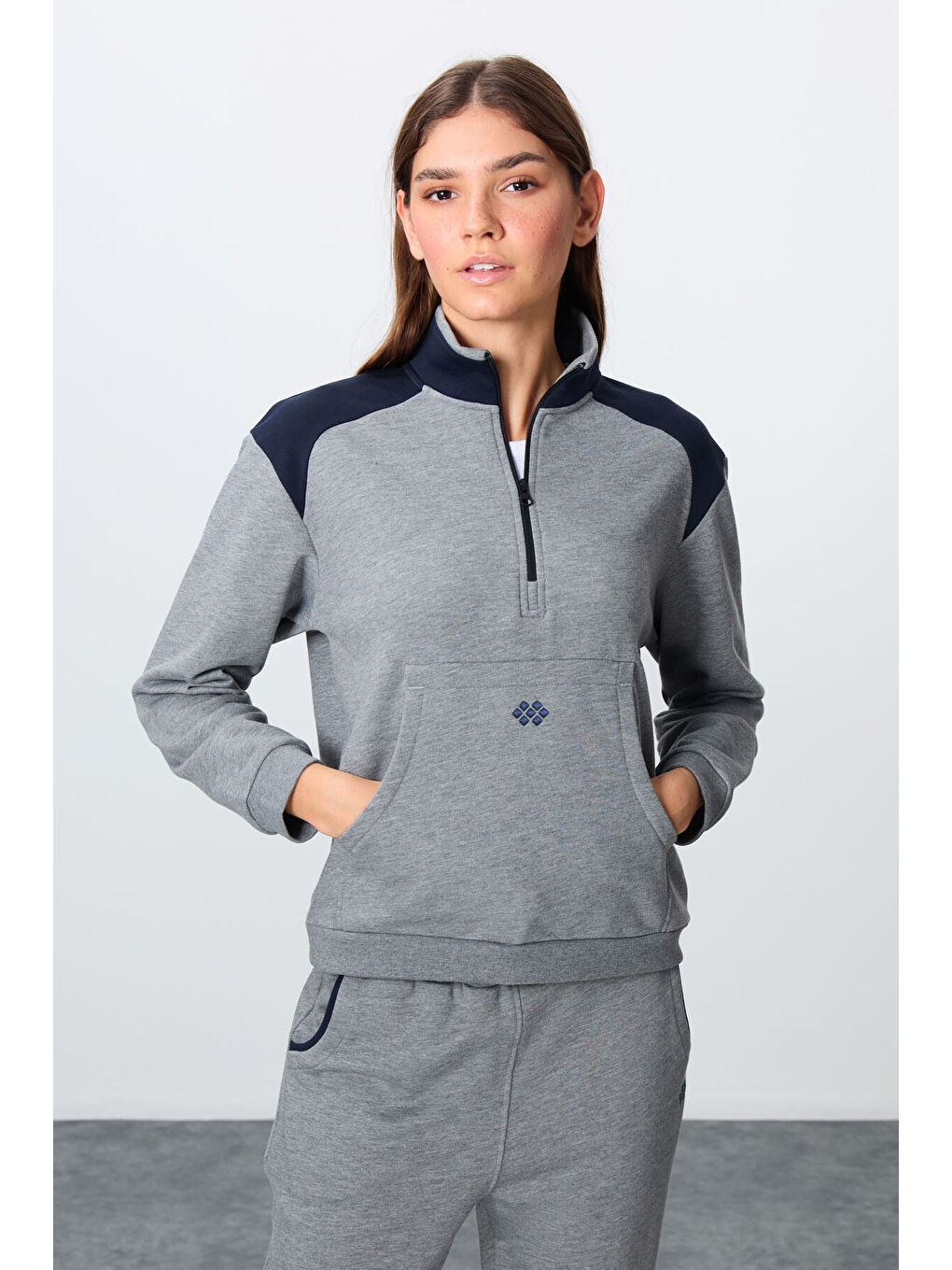 Gri Melanj Kompakt Pamuklu Kalın Pürüzsüz Dokulu Dik Yaka Oversize Fit Kadın Eşofman Takım - 95342-1