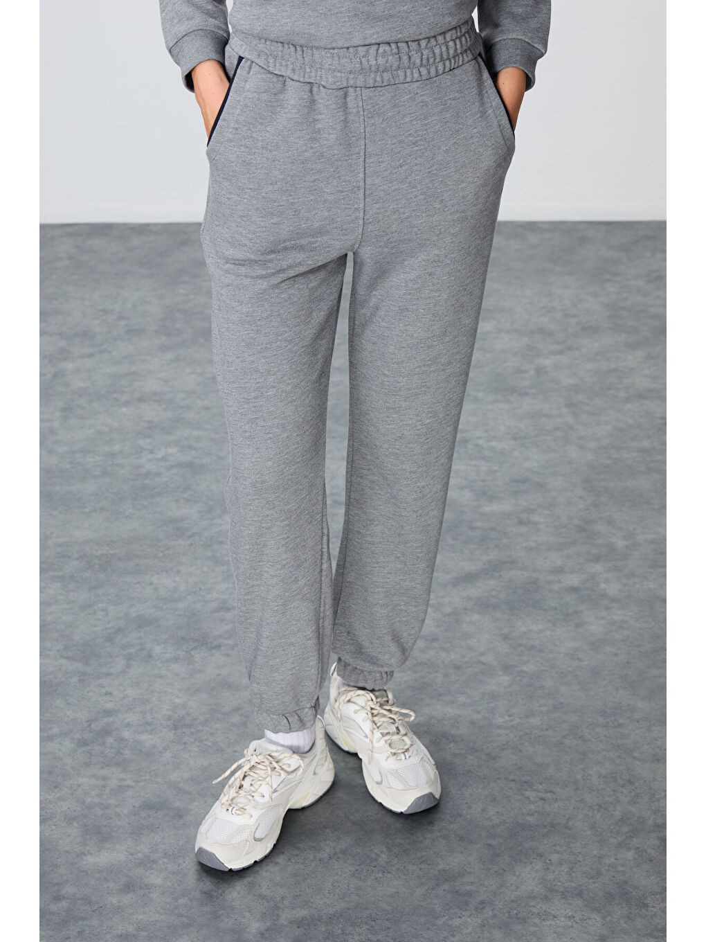 Gri Melanj Kompakt Pamuklu Kalın Pürüzsüz Dokulu Dik Yaka Oversize Fit Kadın Eşofman Takım - 95342-2