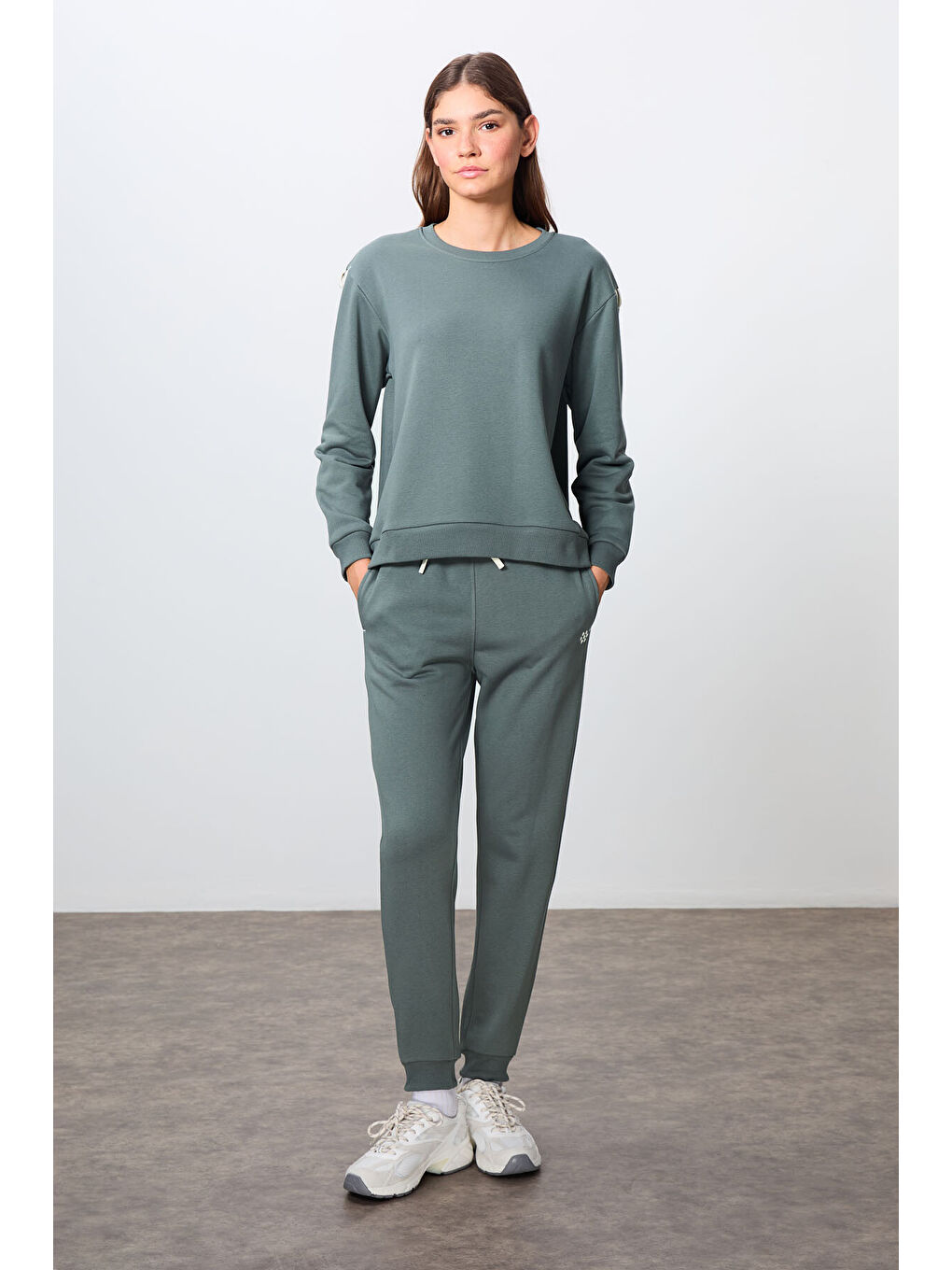 Haki Kompakt Pamuklu Kalın Pürüzsüz Dokulu O Yaka Oversize Fit Kadın Eşofman Takım - 95341