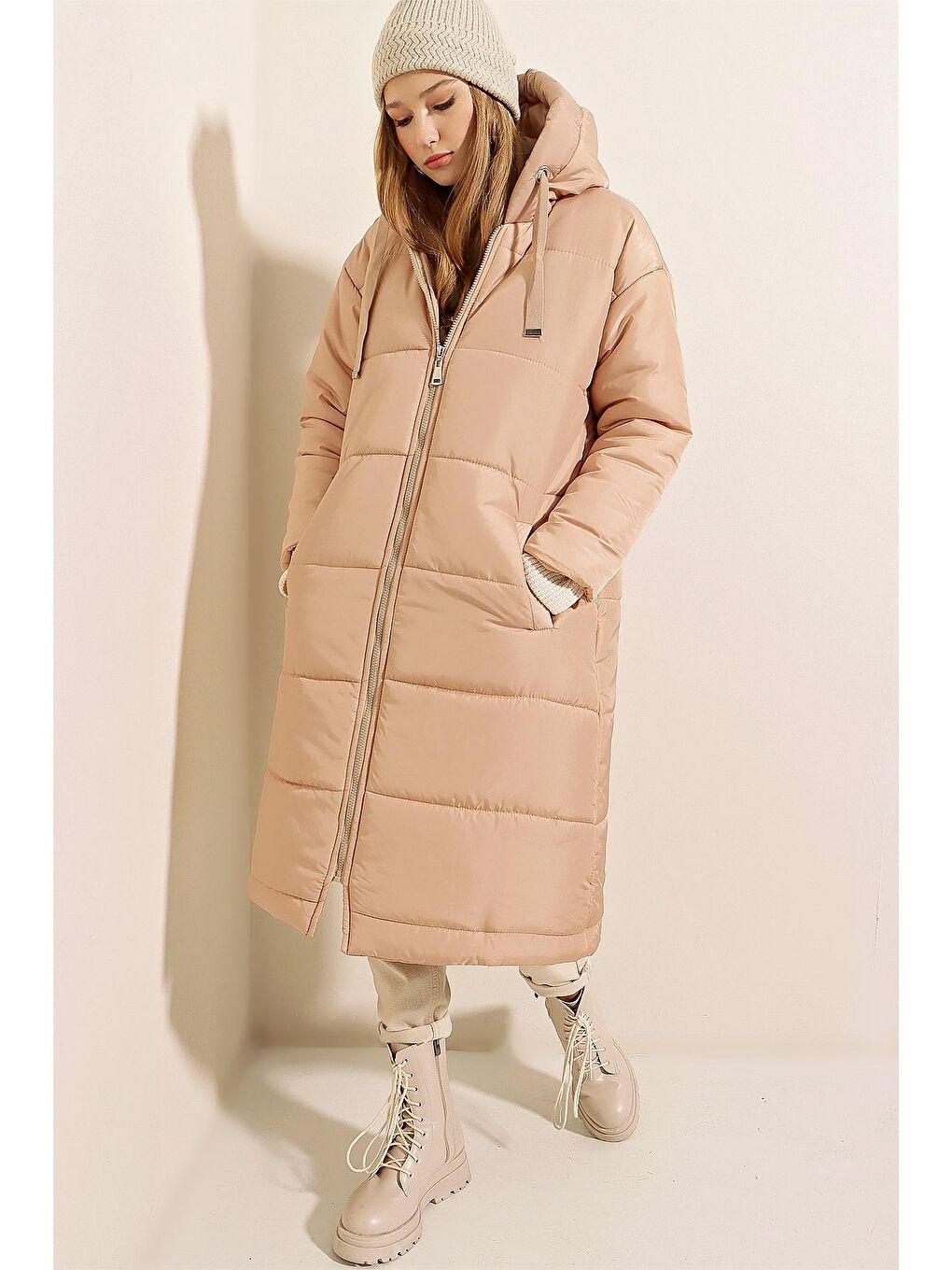 Kadın Bej Kapüşonlu Uzun Şişme Mont-1