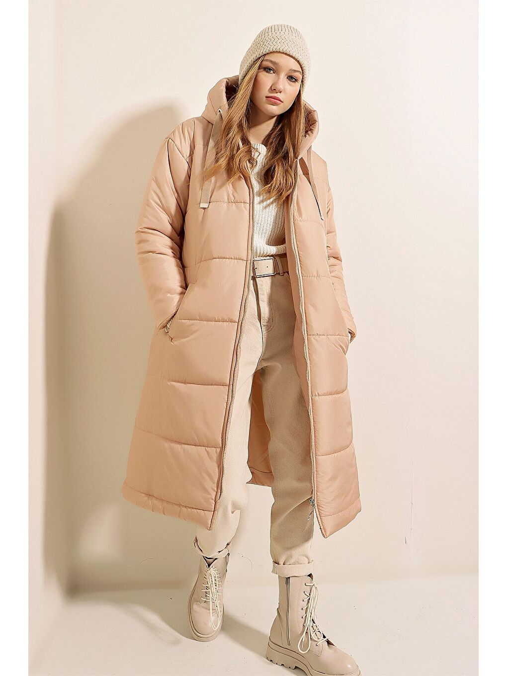 Kadın Bej Kapüşonlu Uzun Şişme Mont-2