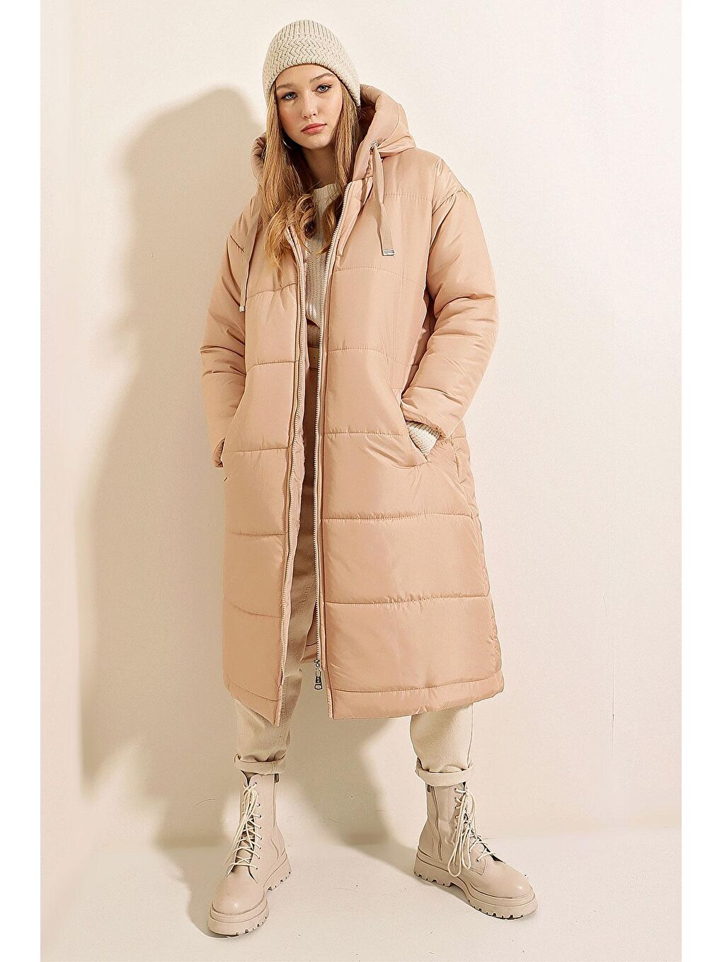 Kadın Bej Kapüşonlu Uzun Şişme Mont-3