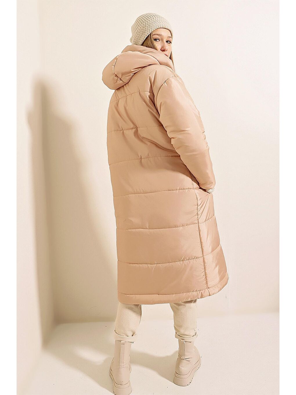 Kadın Bej Kapüşonlu Uzun Şişme Mont-4