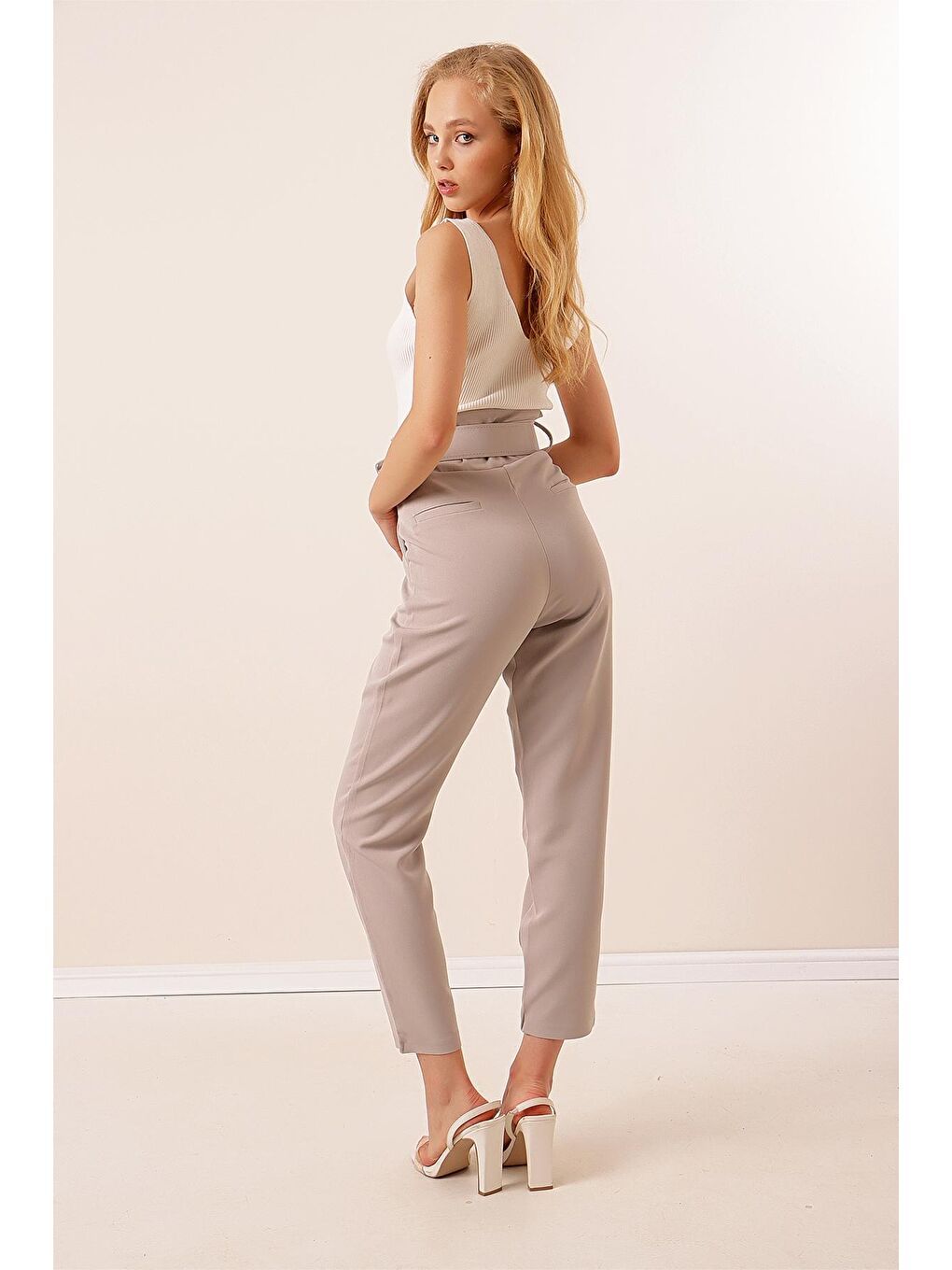 Gri Kemerli Yüksek Bel Kumaş Pantolon-4