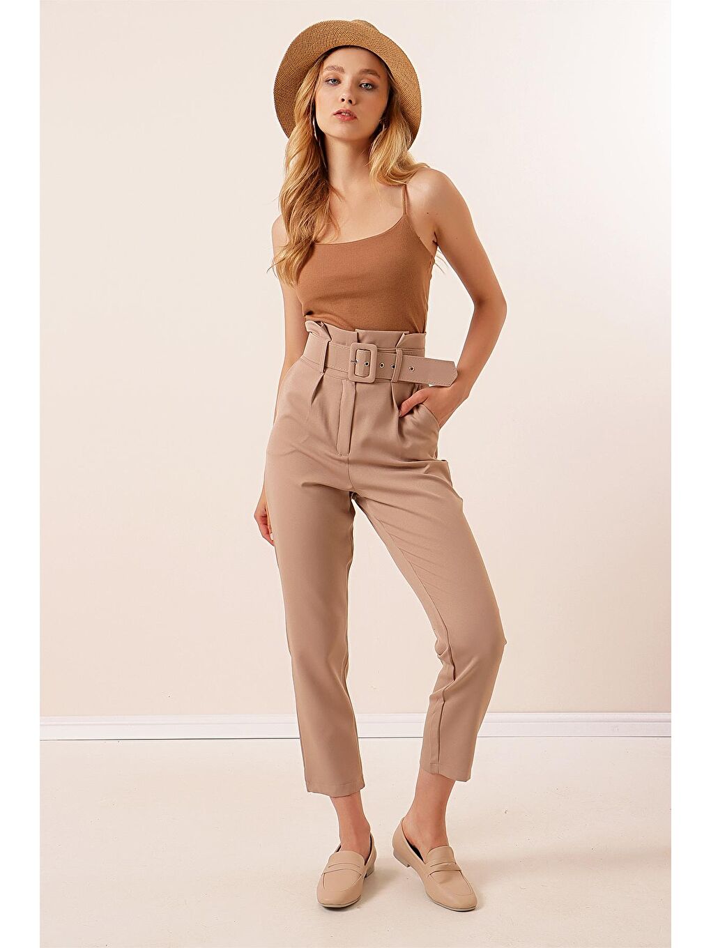Bej Vizon Kemerli Yüksek Bel Kumaş Pantolon