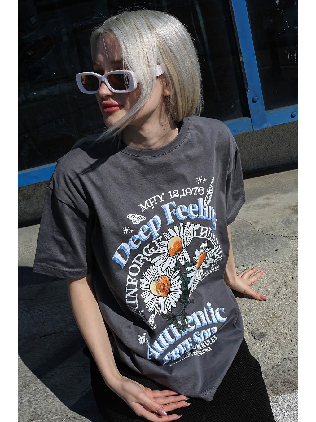 Gri Füme Papatya Baskılı Kadın Tişört Mg1768-1