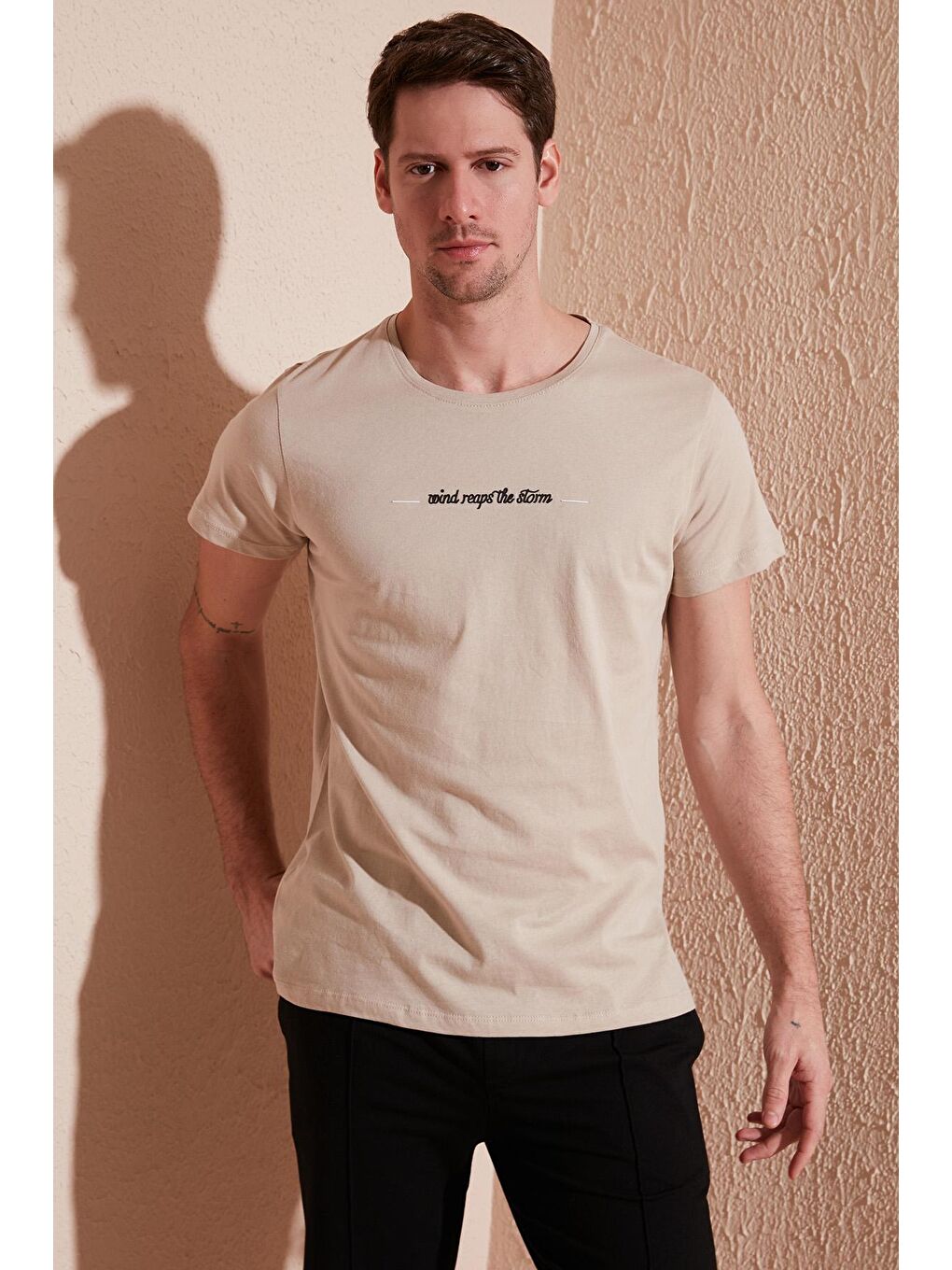 Bej Yazı Baskılı Bisiklet Yaka %100 Pamuk Slim Fit Tişört 541WIND