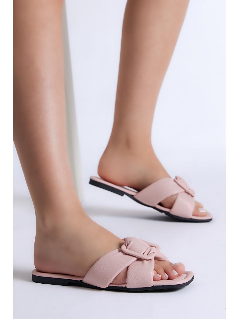 Kadın Pembe Önü Tokalı Çapraz Bantlı Terlik