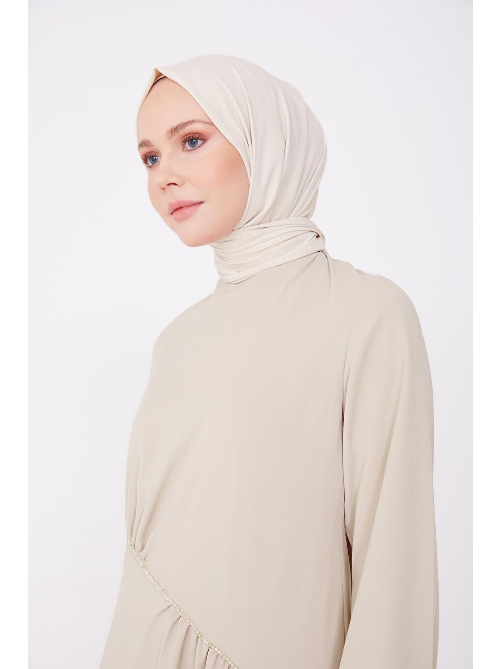 Bej Önü Büzü Ve Boncuklu Asimetrik Elbise 22K9513-1