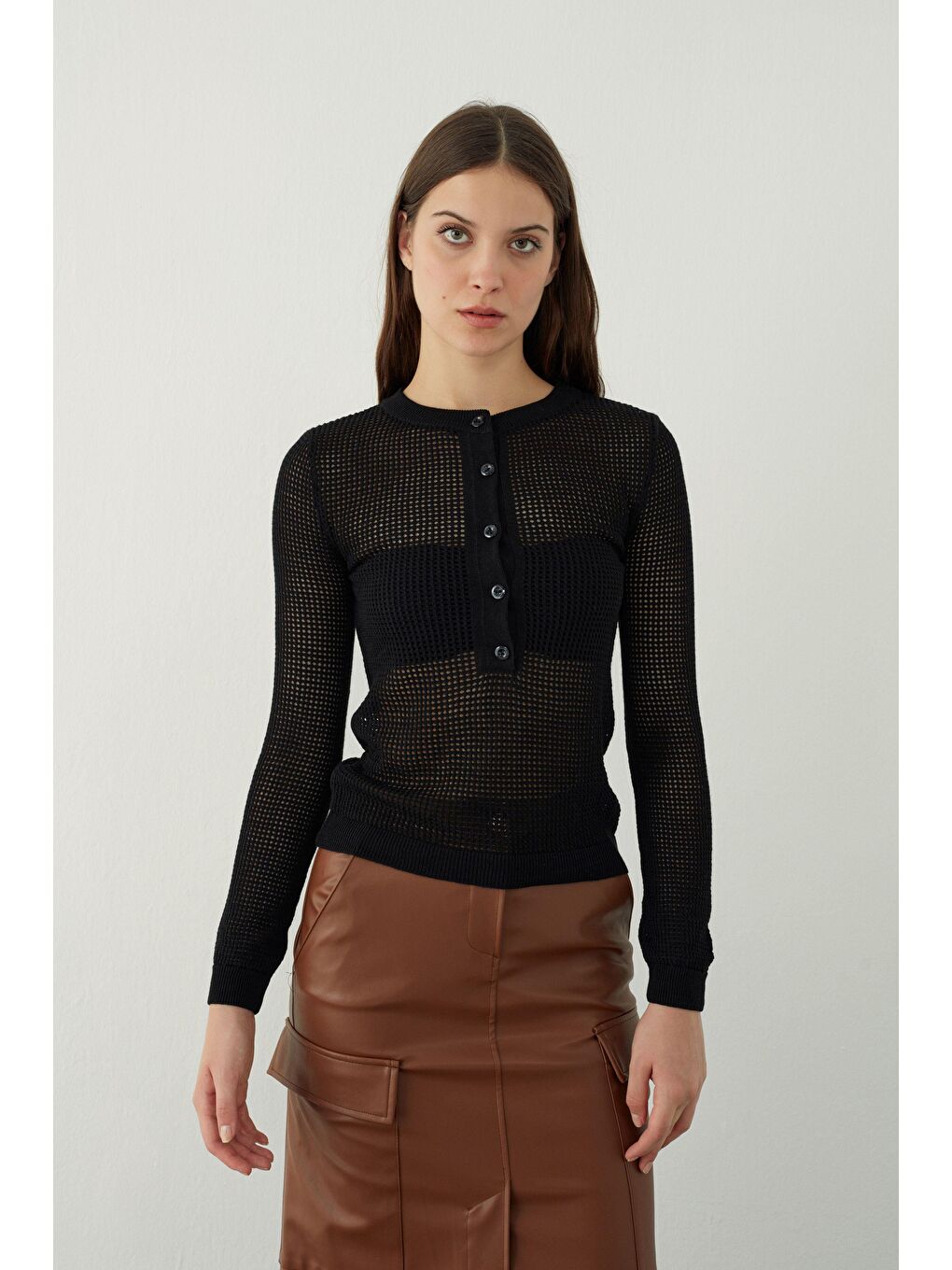 Siyah Düğme Detaylı File Triko Kazak-1