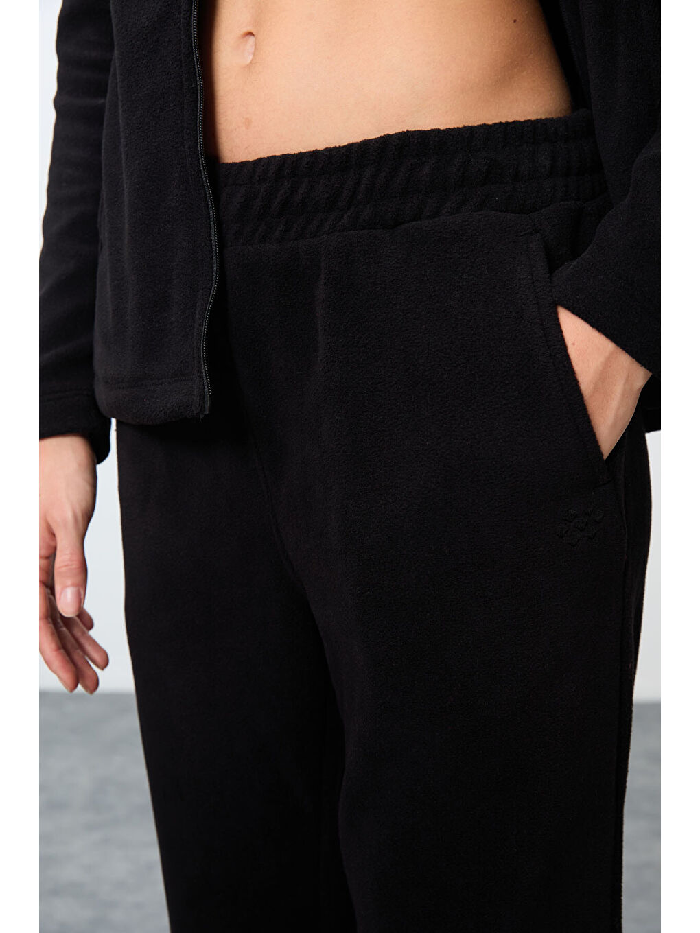 Siyah Kalın Yumuşak Dokulu Dik Yaka Oversize Nakışlı Polar Kadın Eşofman Takım -95339-4