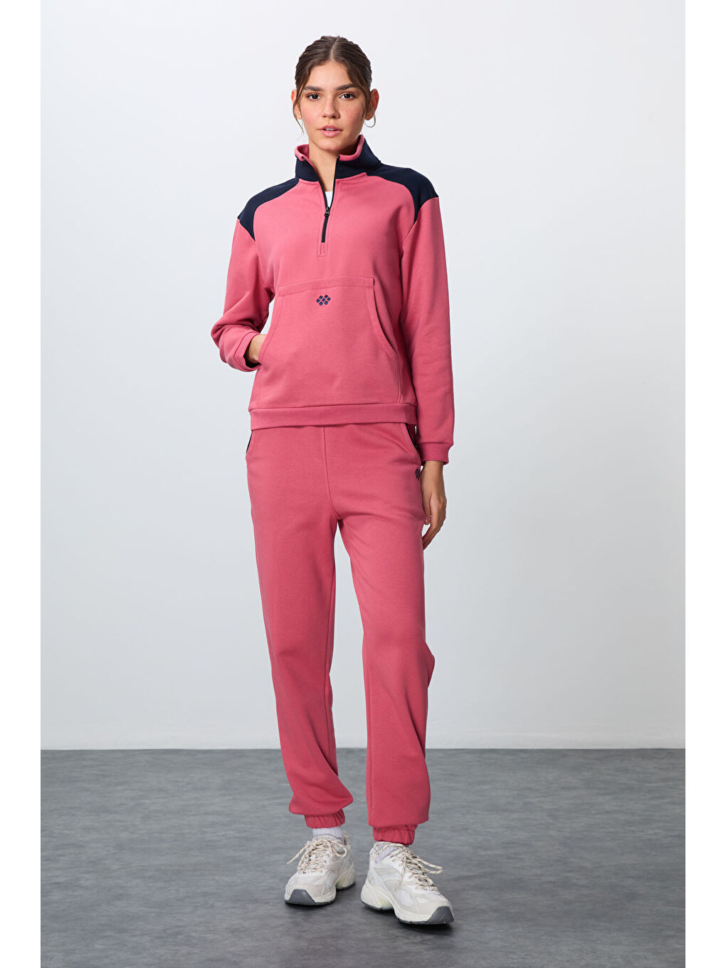 Pembe Yaban Gülü Kompakt Pamuklu Kalın Pürüzsüz Dokulu Dik Yaka Oversize Fit Kadın Eşofman Takım - 95342-1