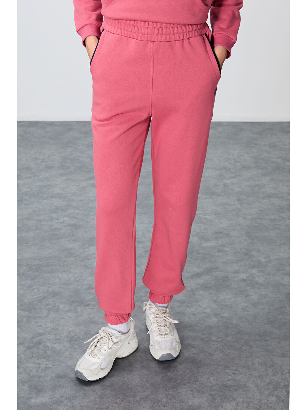 Pembe Yaban Gülü Kompakt Pamuklu Kalın Pürüzsüz Dokulu Dik Yaka Oversize Fit Kadın Eşofman Takım - 95342-3