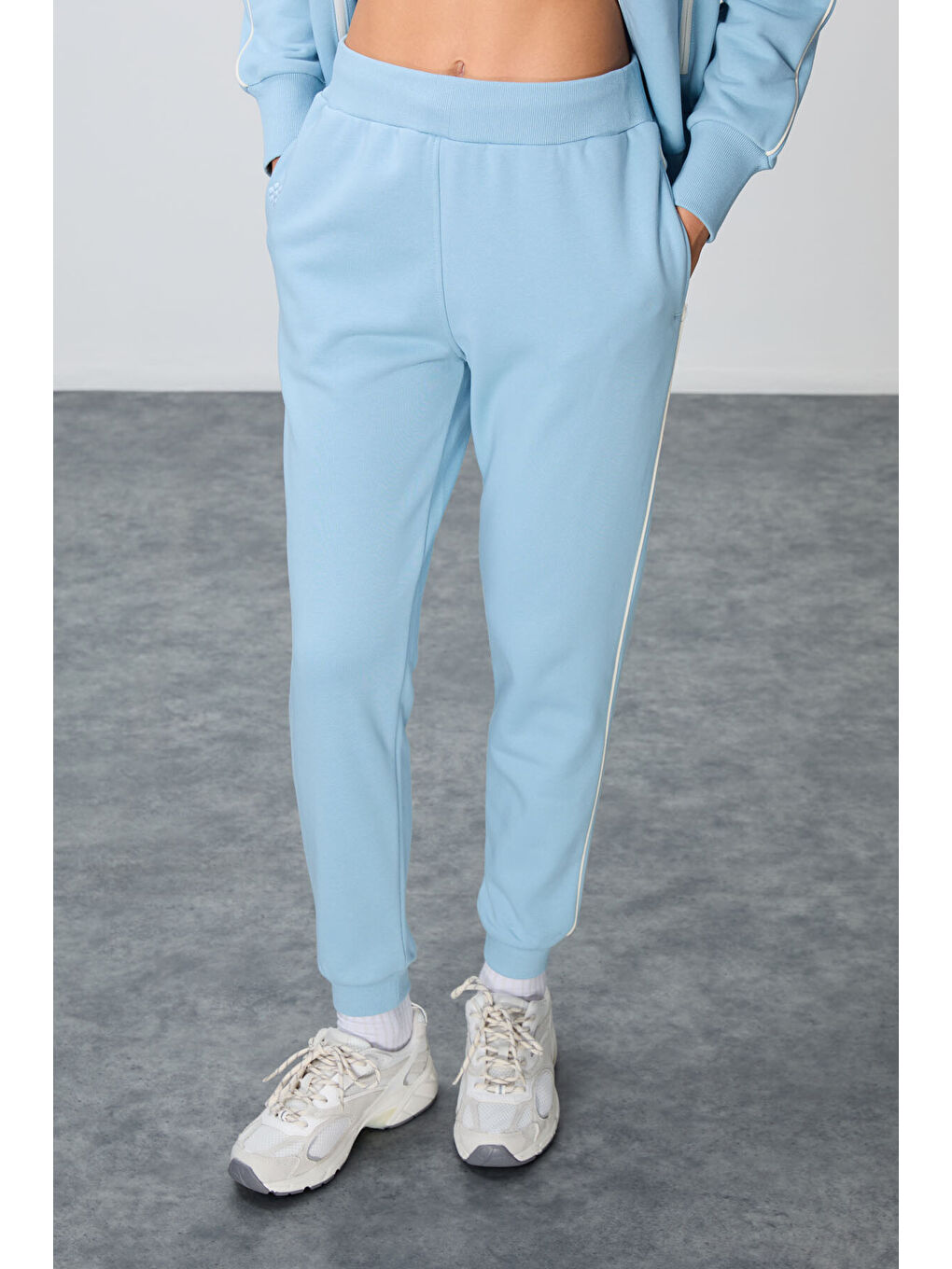 Açık Mavi Kompakt Pamuklu Kalın Pürüzsüz Dokulu Dik Yaka Oversize Fit Kadın Eşofman Takım - 95340-3