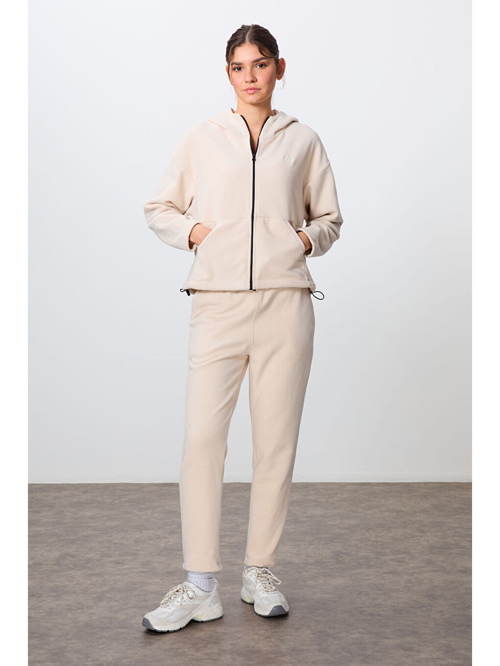 Bej Kalın Yumuşak Dokulu Kapüşonlu Oversize Nakışlı Polar Kadın Eşofman Takım  95338-3