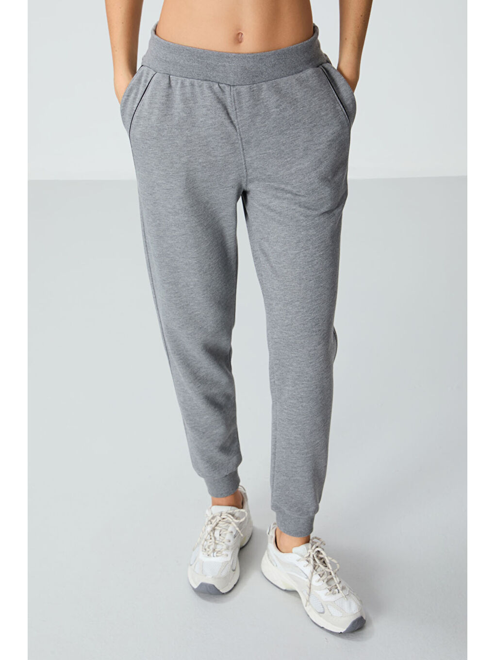 Gri Melanj Kompakt Pamuklu Kalın Pürüzsüz Dokulu Standart Fit Kadın Eşofman Altı - 94660-3