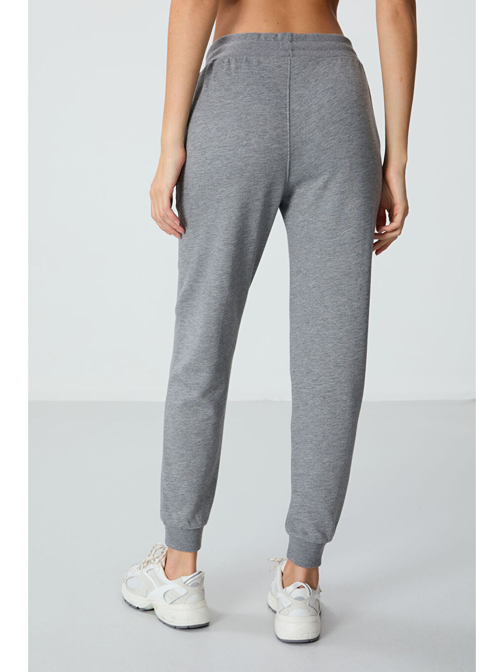 Gri Melanj Kompakt Pamuklu Kalın Pürüzsüz Dokulu Standart Fit Kadın Eşofman Altı - 94660-4