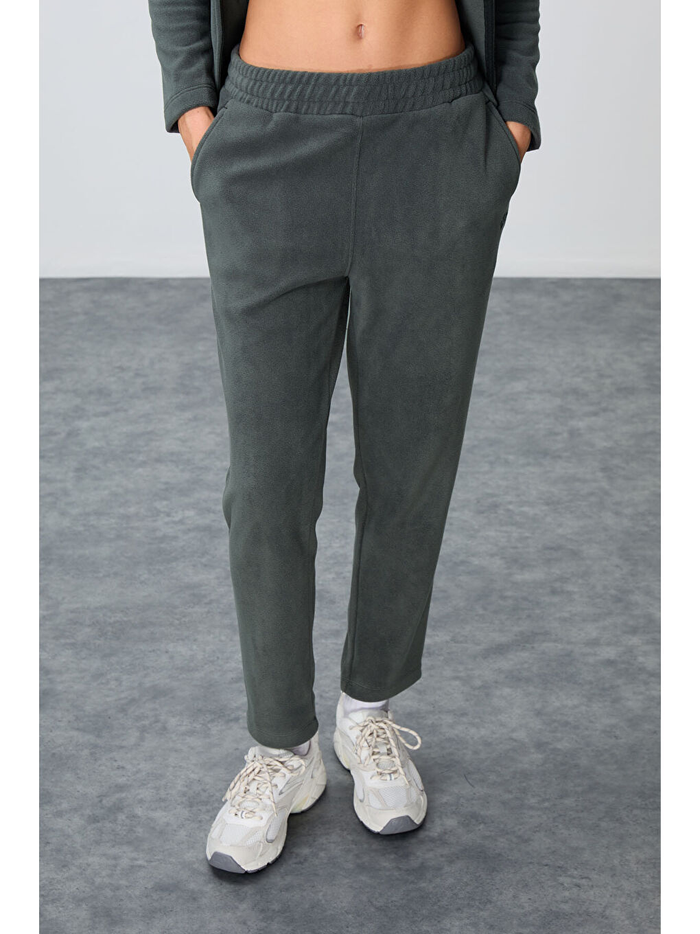 Haki Kalın Yumuşak Dokulu Dik Yaka Oversize Nakışlı Polar Kadın Eşofman Takım -95339-2