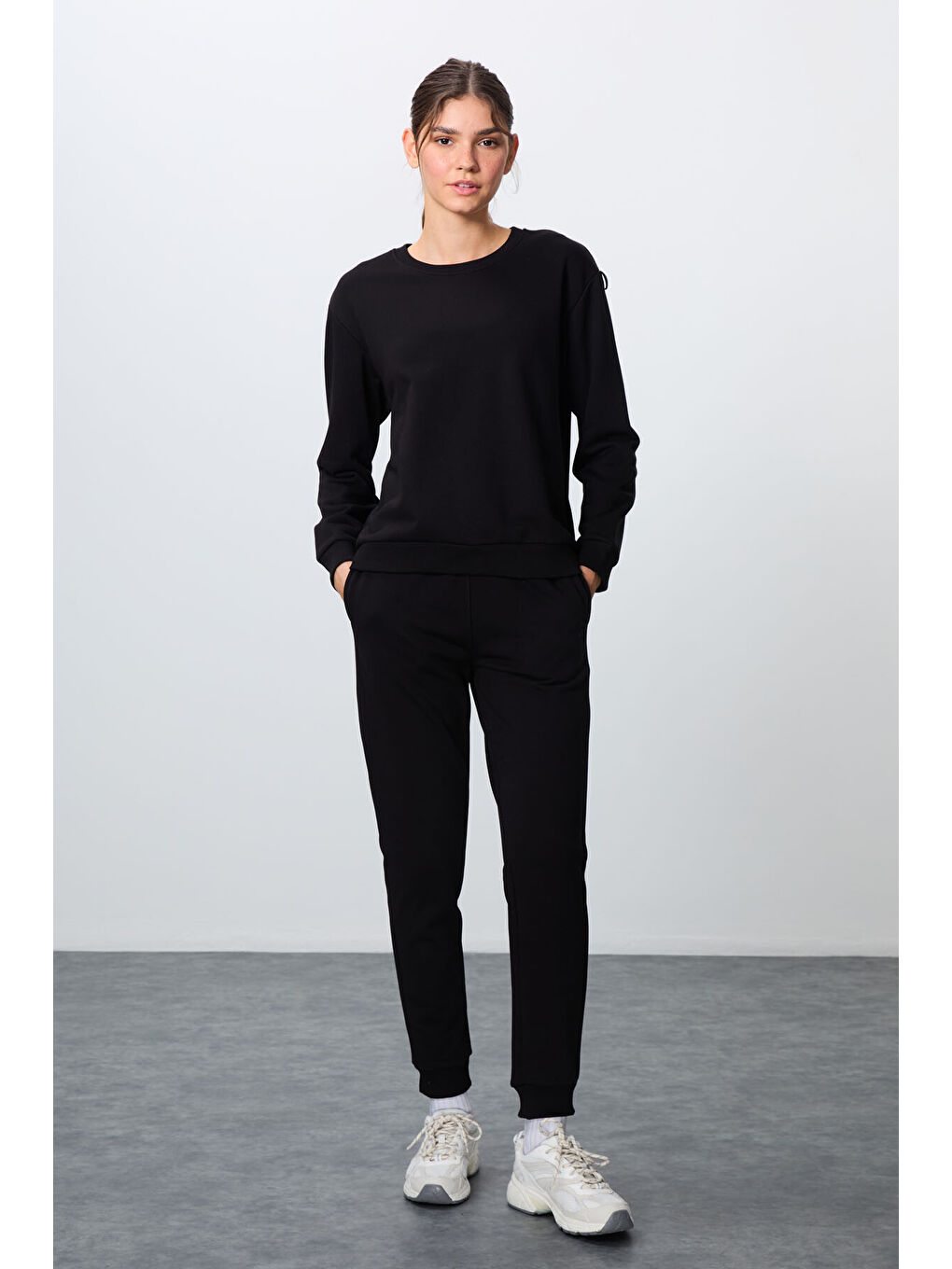 Siyah Kompakt Pamuklu Kalın Pürüzsüz Dokulu O Yaka Oversize Fit Kadın Eşofman Takım - 95341