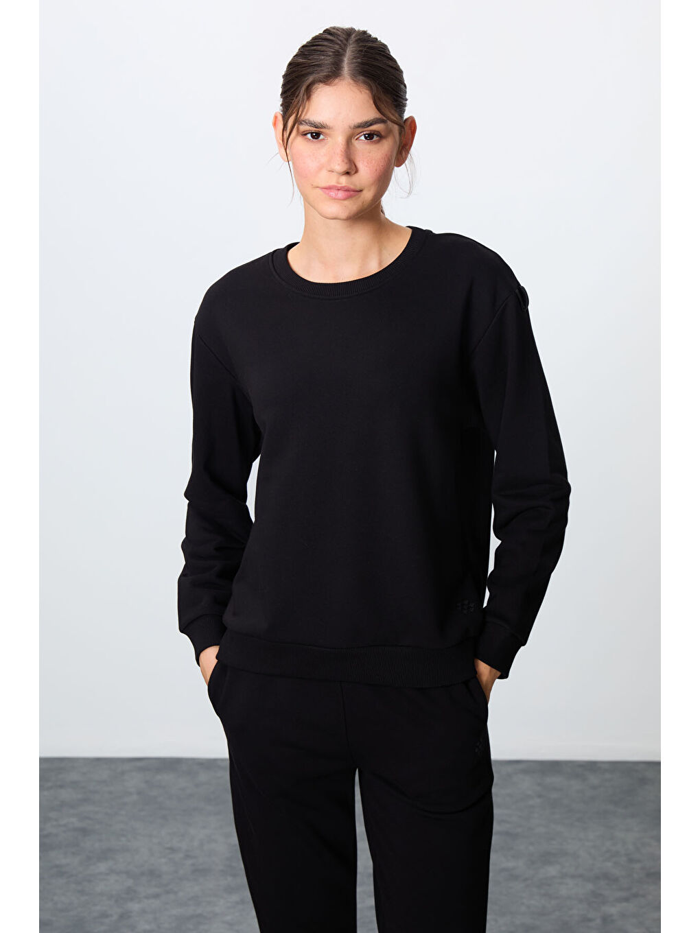 Siyah Kompakt Pamuklu Kalın Pürüzsüz Dokulu O Yaka Oversize Fit Kadın Eşofman Takım - 95341-1