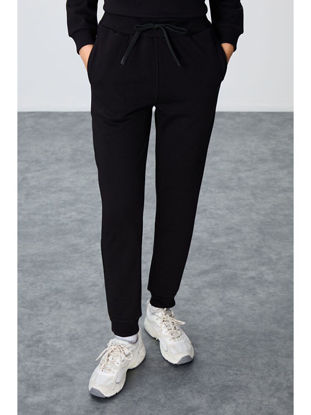 Siyah Kompakt Pamuklu Kalın Pürüzsüz Dokulu O Yaka Oversize Fit Kadın Eşofman Takım - 95341-2