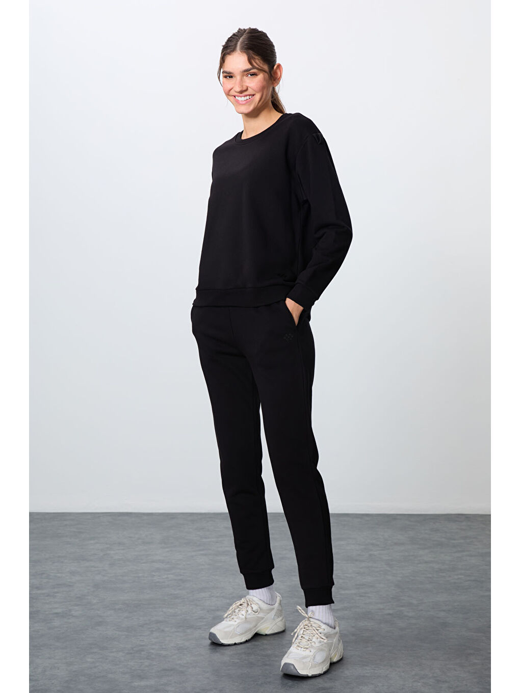 Siyah Kompakt Pamuklu Kalın Pürüzsüz Dokulu O Yaka Oversize Fit Kadın Eşofman Takım - 95341-3