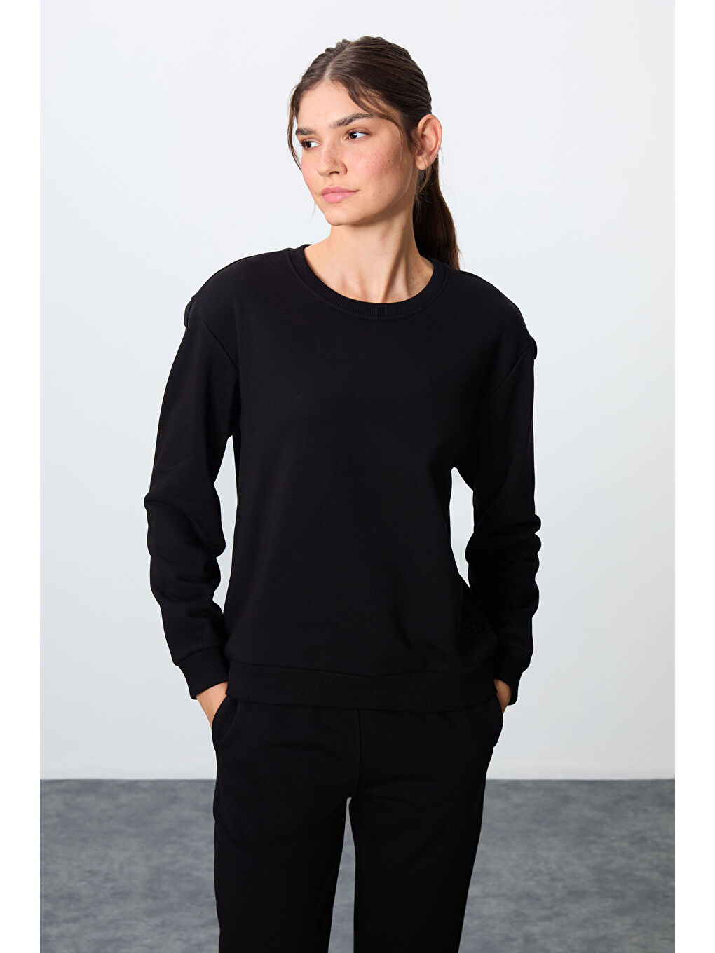 Siyah Kompakt Pamuklu Kalın Pürüzsüz Dokulu O Yaka Oversize Fit Kadın Eşofman Takım - 95341-4