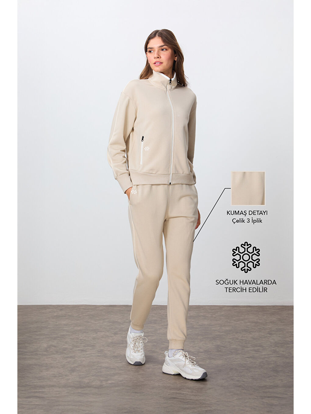 Bej Kompakt Pamuklu Kalın Pürüzsüz Dokulu Dik Yaka Oversize Fit Kadın Eşofman Takım - 95340