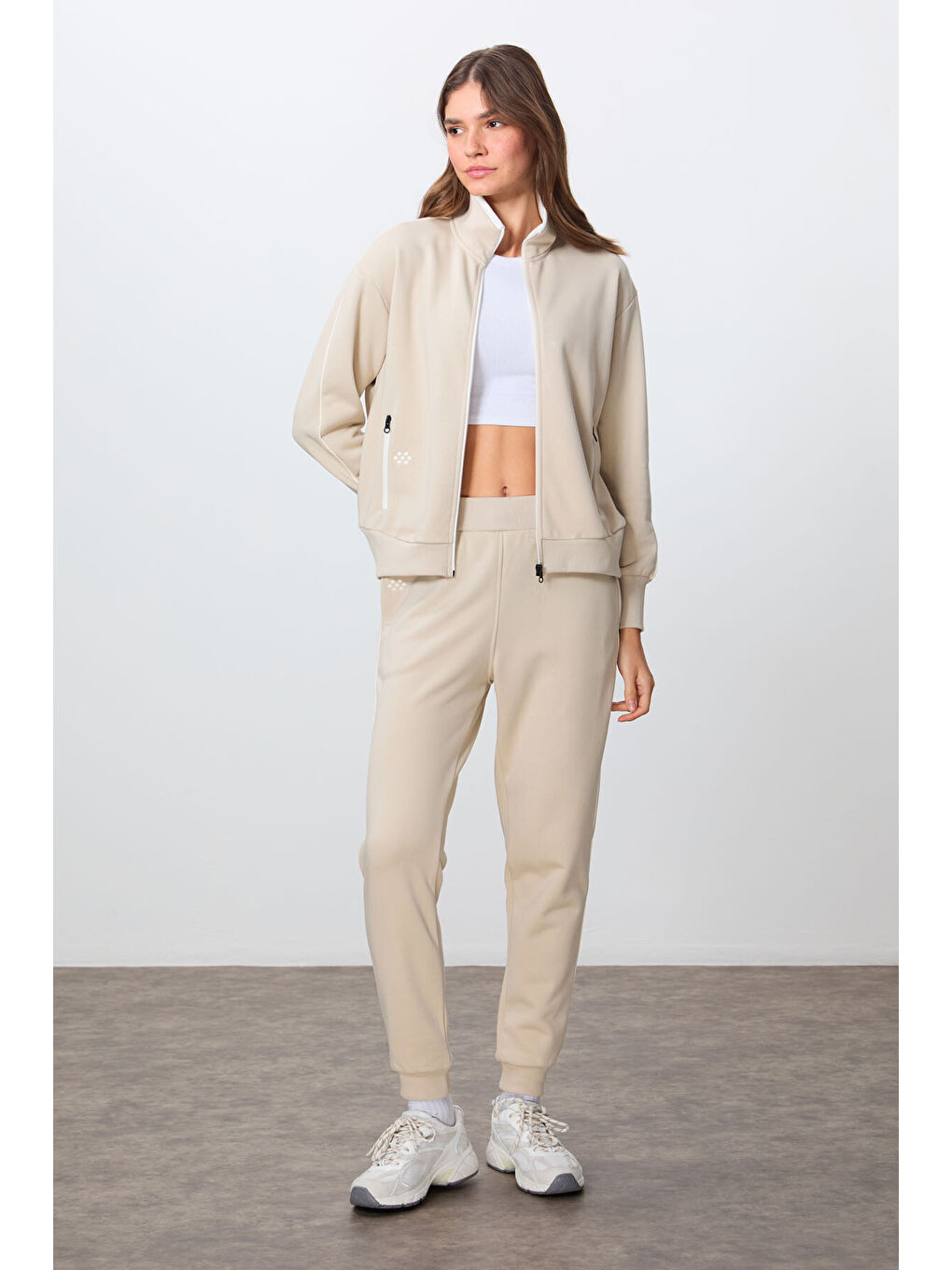 Bej Kompakt Pamuklu Kalın Pürüzsüz Dokulu Dik Yaka Oversize Fit Kadın Eşofman Takım - 95340-1