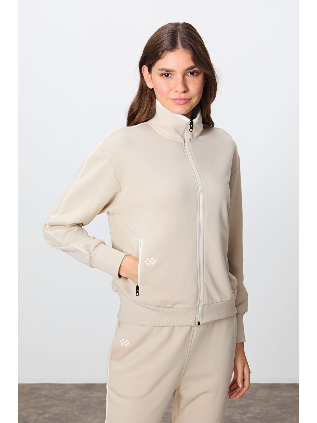 Bej Kompakt Pamuklu Kalın Pürüzsüz Dokulu Dik Yaka Oversize Fit Kadın Eşofman Takım - 95340-2