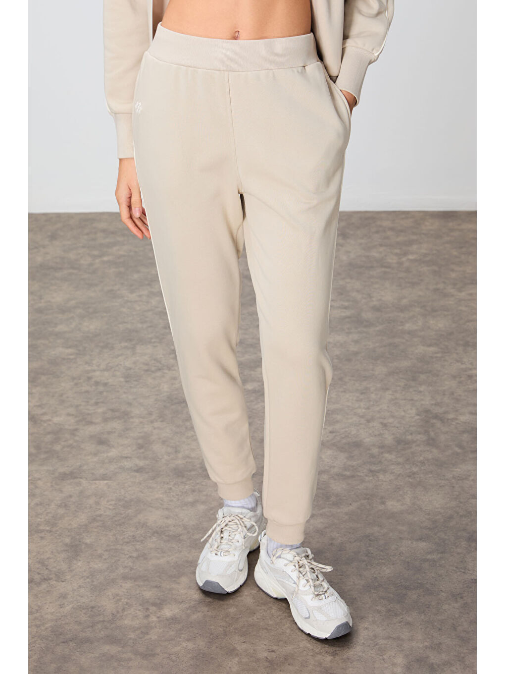 Bej Kompakt Pamuklu Kalın Pürüzsüz Dokulu Dik Yaka Oversize Fit Kadın Eşofman Takım - 95340-3