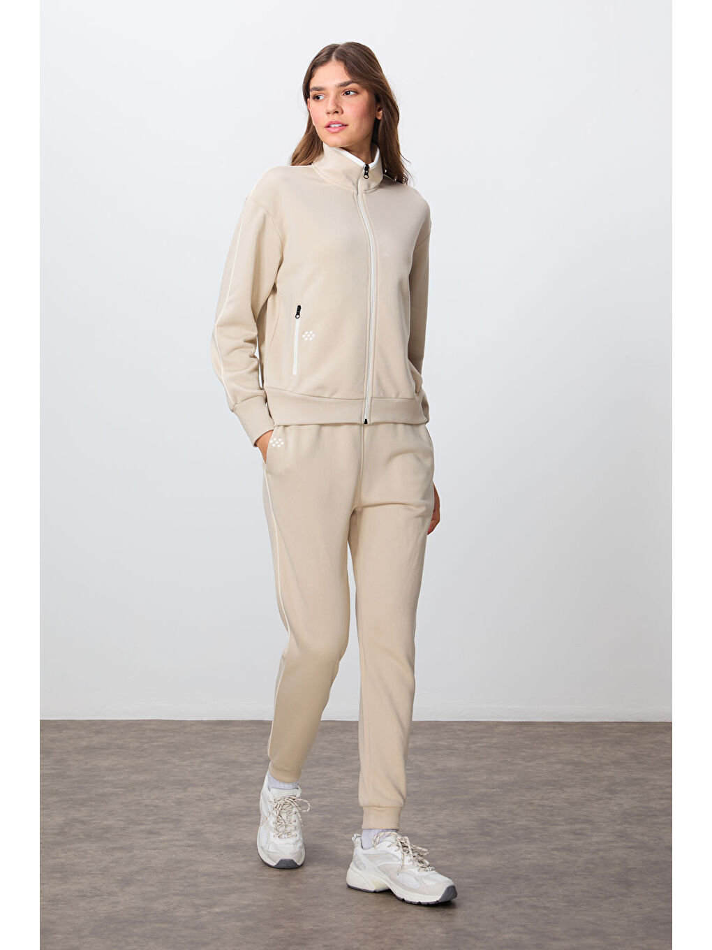 Bej Kompakt Pamuklu Kalın Pürüzsüz Dokulu Dik Yaka Oversize Fit Kadın Eşofman Takım - 95340-4