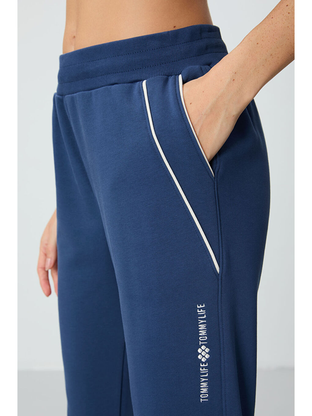 Mavi Parlament Kompakt Pamuklu Kalın Pürüzsüz Dokulu Standart Fit Kadın Eşofman Altı - 94660-1