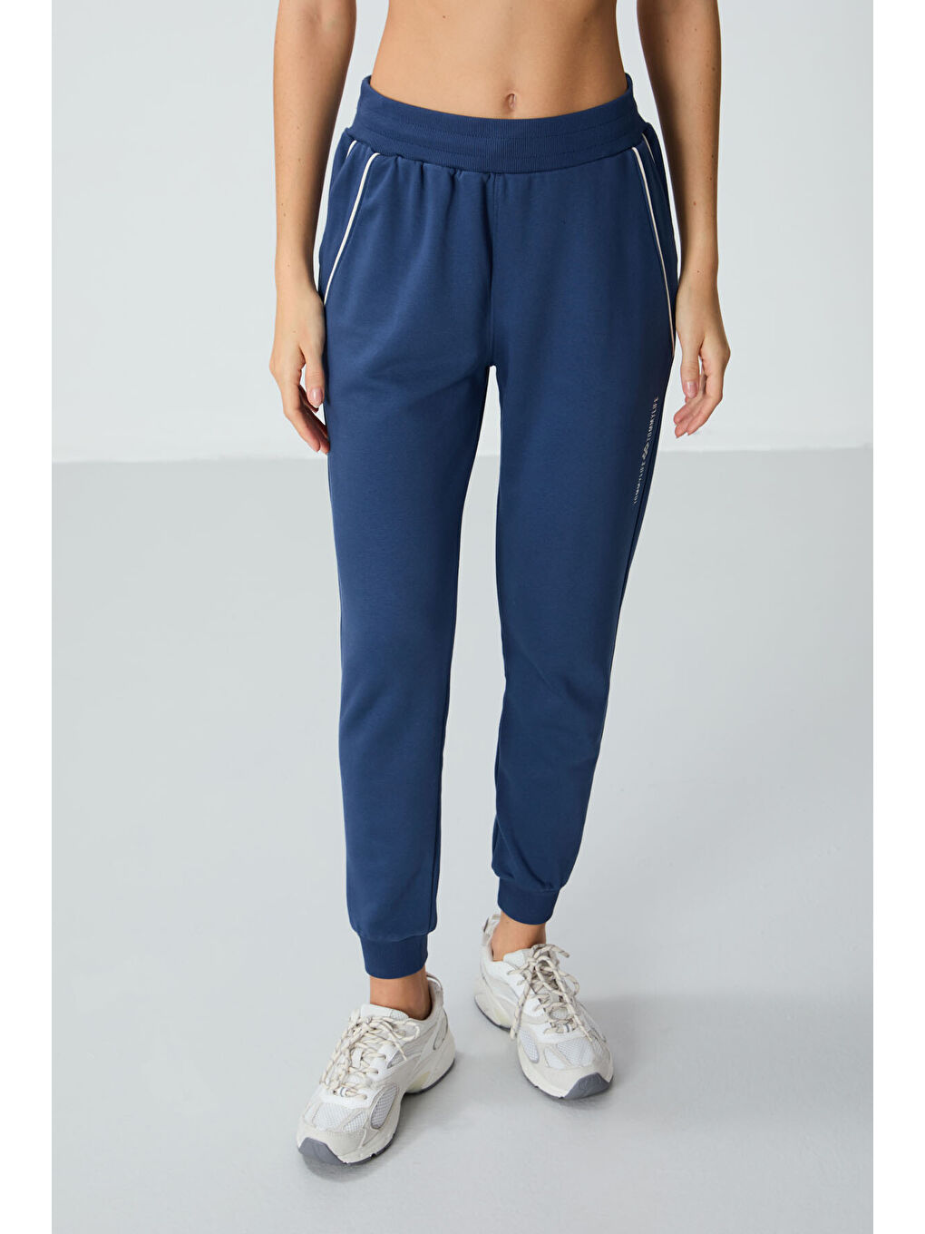 Mavi Parlament Kompakt Pamuklu Kalın Pürüzsüz Dokulu Standart Fit Kadın Eşofman Altı - 94660-2