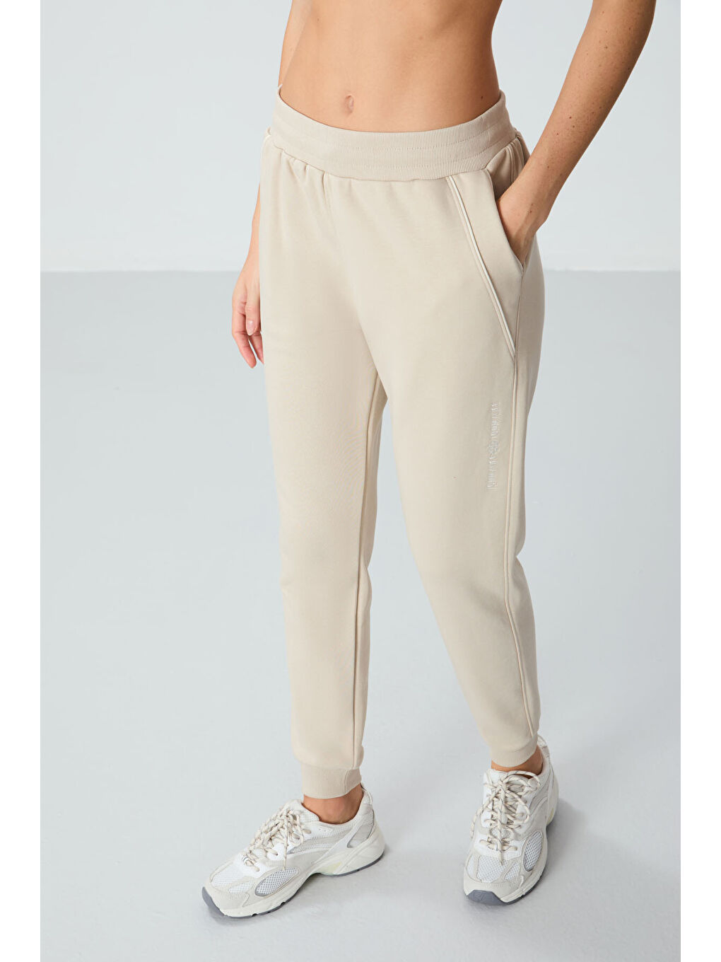 Bej Kompakt Pamuklu Kalın Pürüzsüz Dokulu Standart Fit Kadın Eşofman Altı - 94660-1